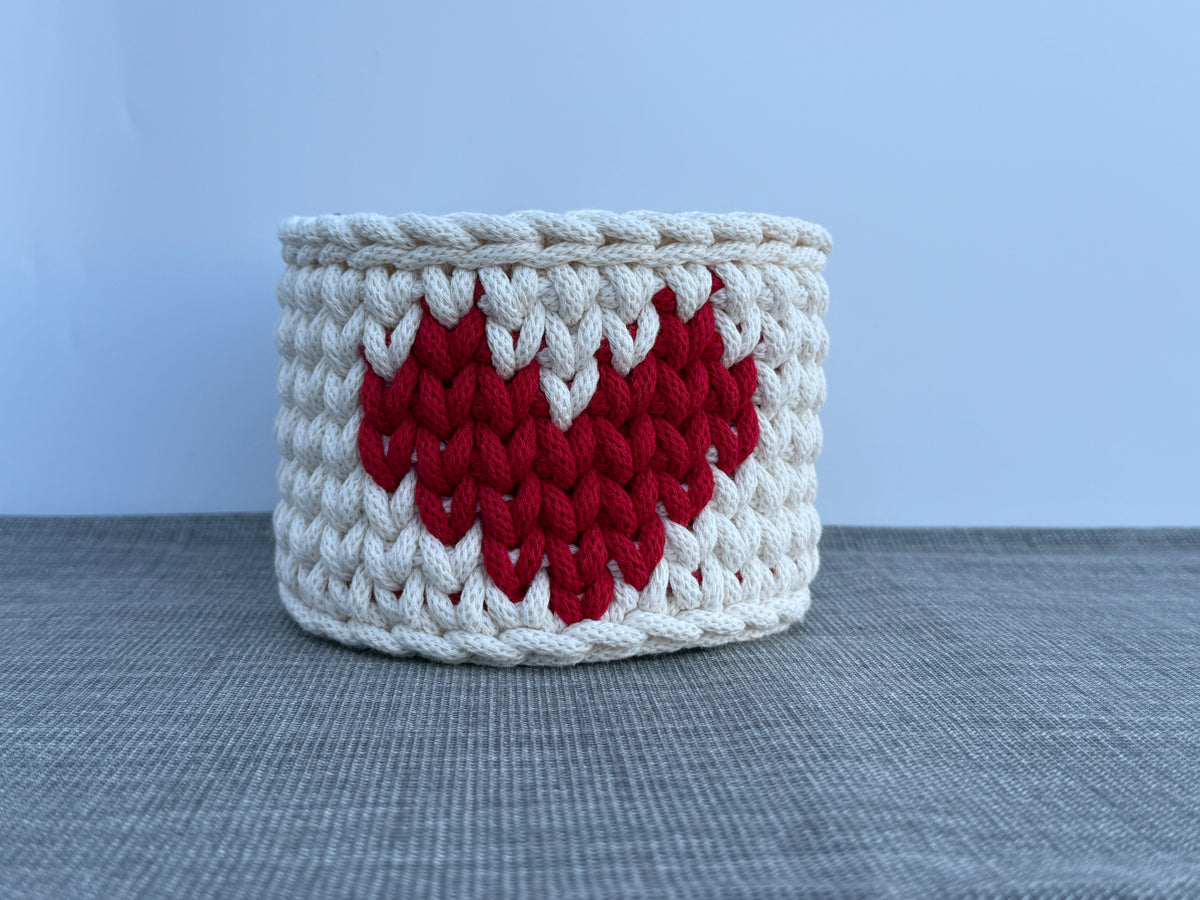 Handgefertigter Häkelkorb „Herz“ gehäkelter Herzkorb 14x13cm
