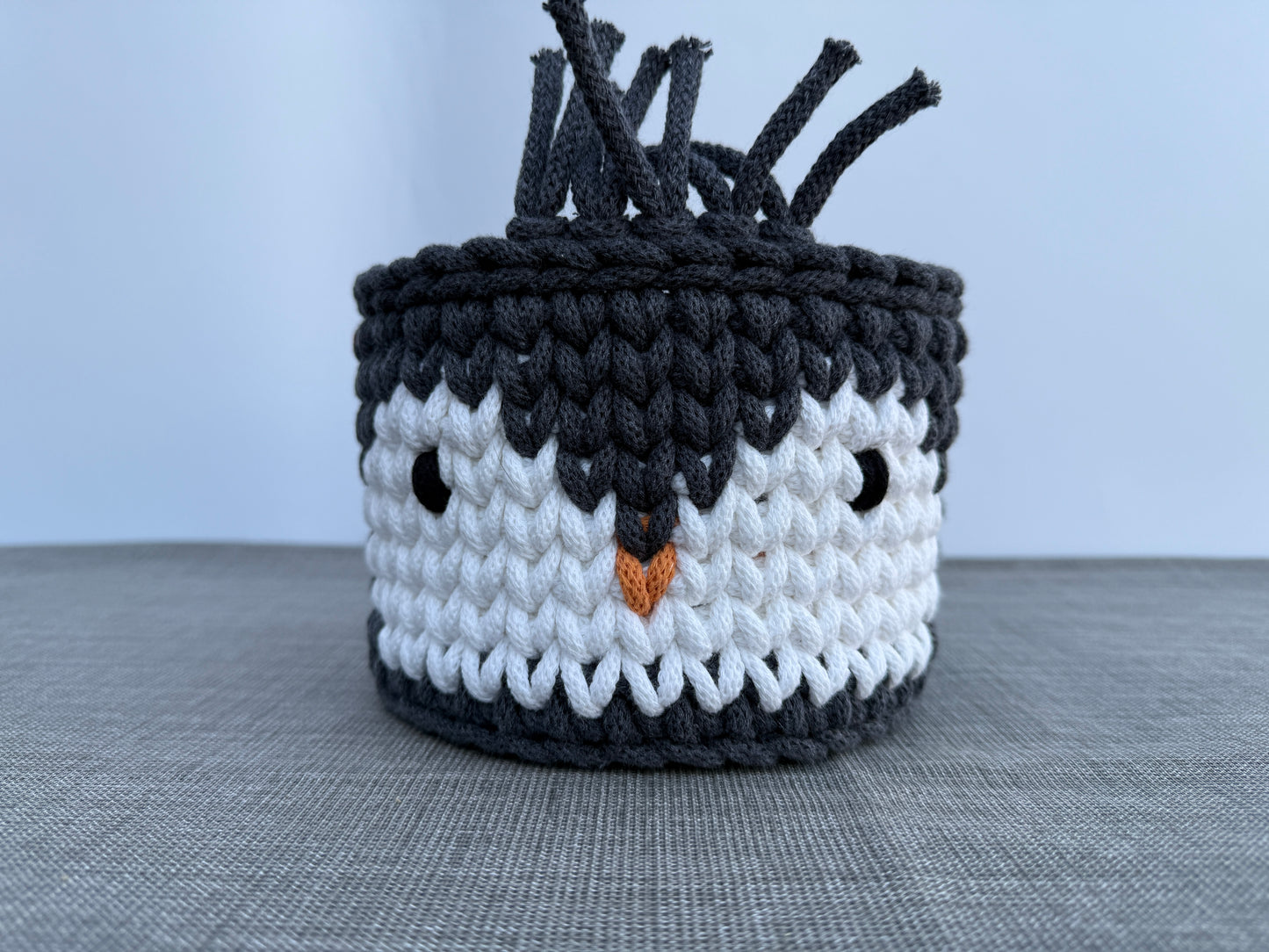 Handgefertigter Häkelkorb „Pinguin“ gehäkelter Pinguinkorb Tierkorb 16x14cm