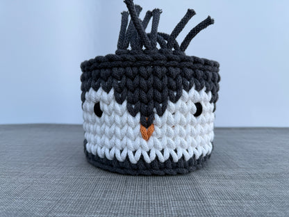 Handgefertigter Häkelkorb „Pinguin“ gehäkelter Pinguinkorb Tierkorb 16x14cm