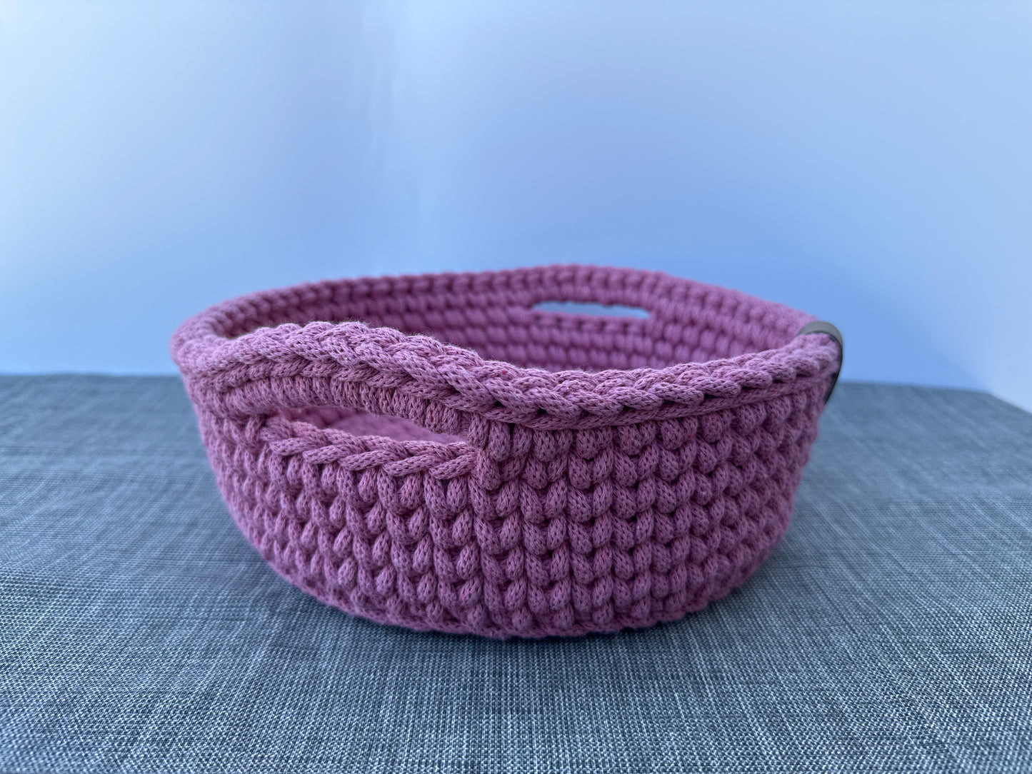 Handgefertigter Brotkorb mit Henkel 24x9cm Häkelkorb Strickmuster