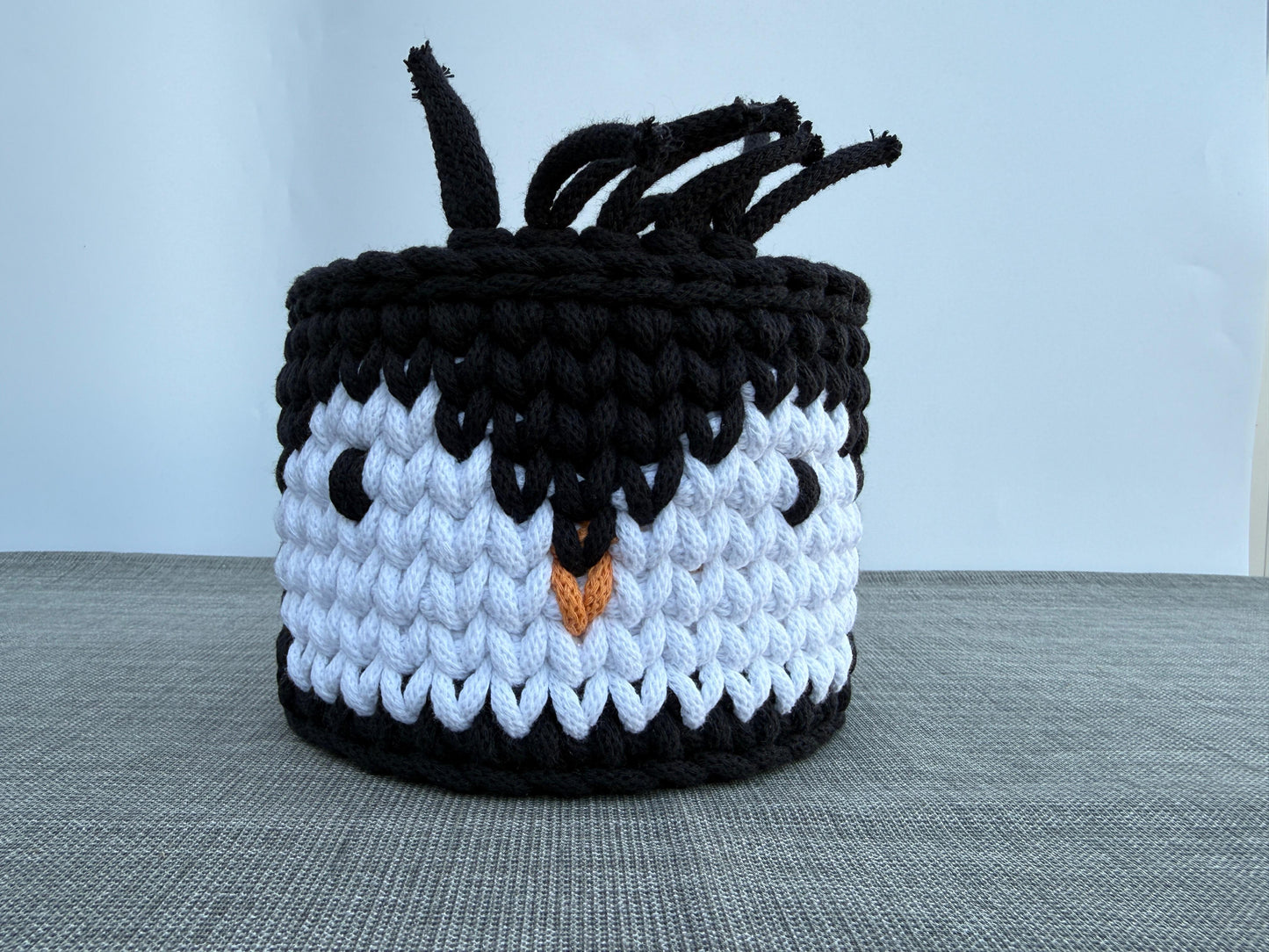 Handgefertigter Häkelkorb „Pinguin“ gehäkelter Pinguinkorb Tierkorb 16x14cm