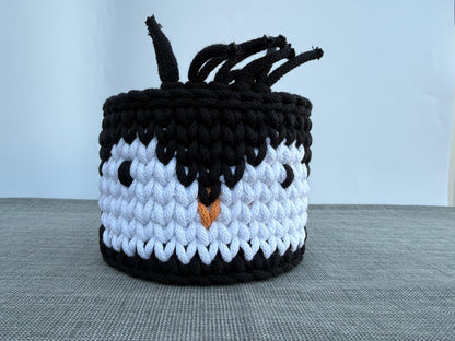 Handgefertigter Häkelkorb „Pinguin“ gehäkelter Pinguinkorb Tierkorb 16x14cm