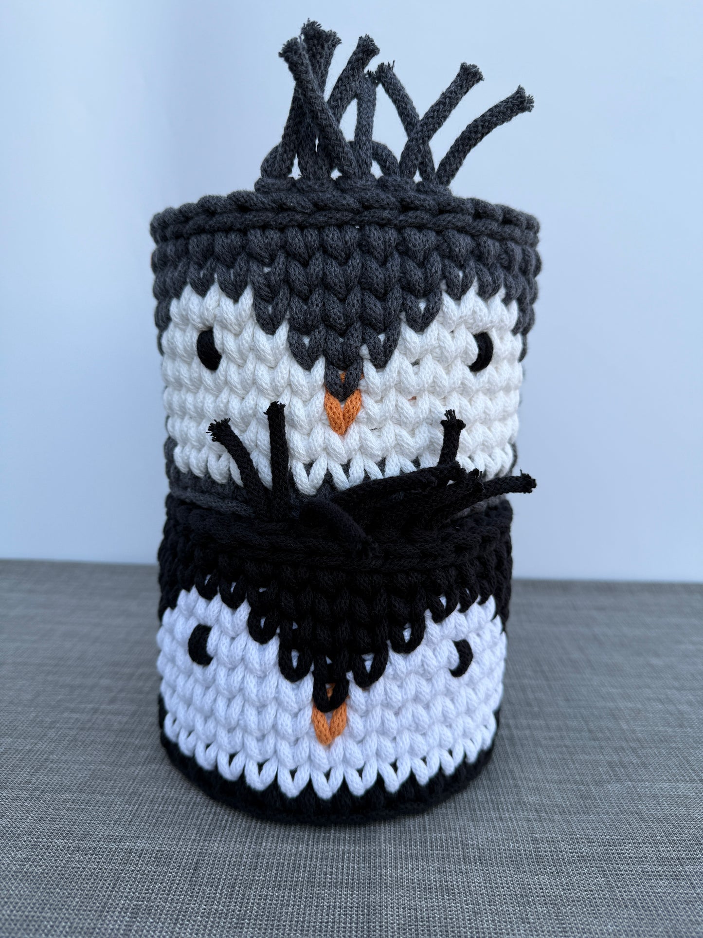 Handgefertigter Häkelkorb „Pinguin“ gehäkelter Pinguinkorb Tierkorb 16x14cm