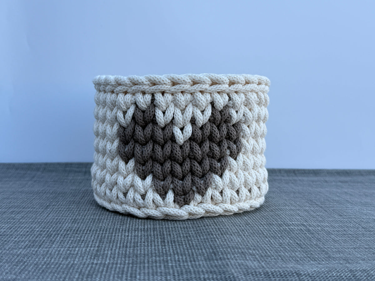 Handgefertigter Häkelkorb „Herz“ gehäkelter Herzkorb 14x13cm