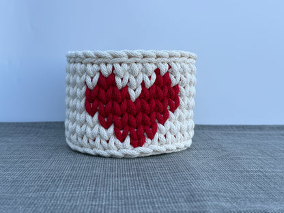 Handgefertigter Häkelkorb „Herz“ gehäkelter Herzkorb 14x13cm