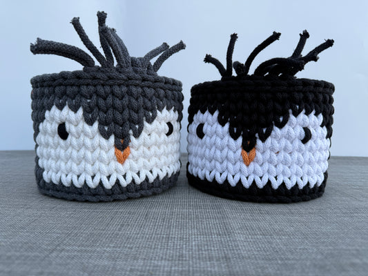 Handgefertigter Häkelkorb „Pinguin“ gehäkelter Pinguinkorb Tierkorb 16x14cm